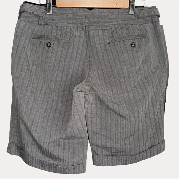 Xhilaration Pleated Cuffed Bermuda Shorts Striped Pockets Gray Junior 13 - Picture 4 of 5